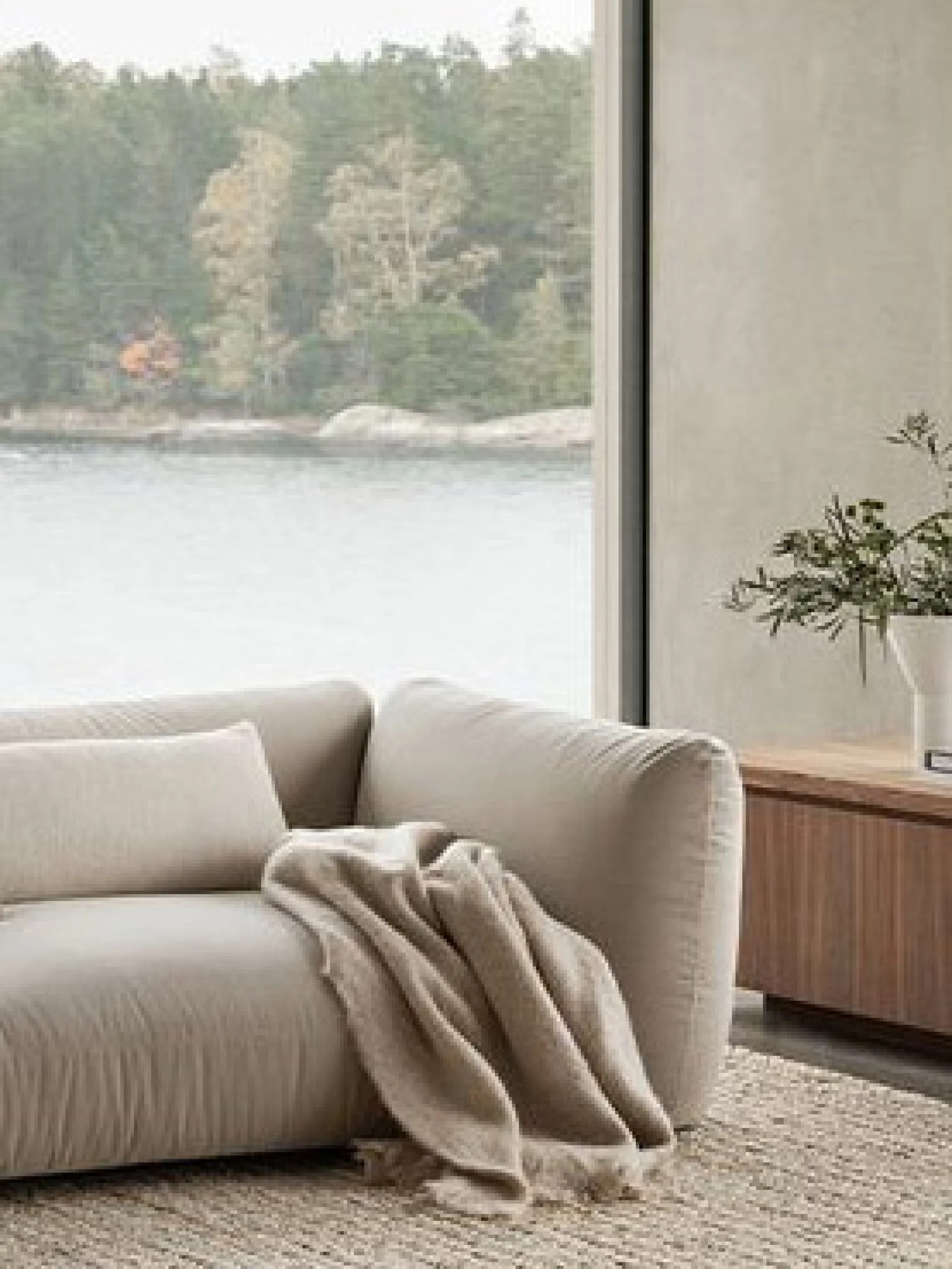 A living room with a deep view onto a lake.